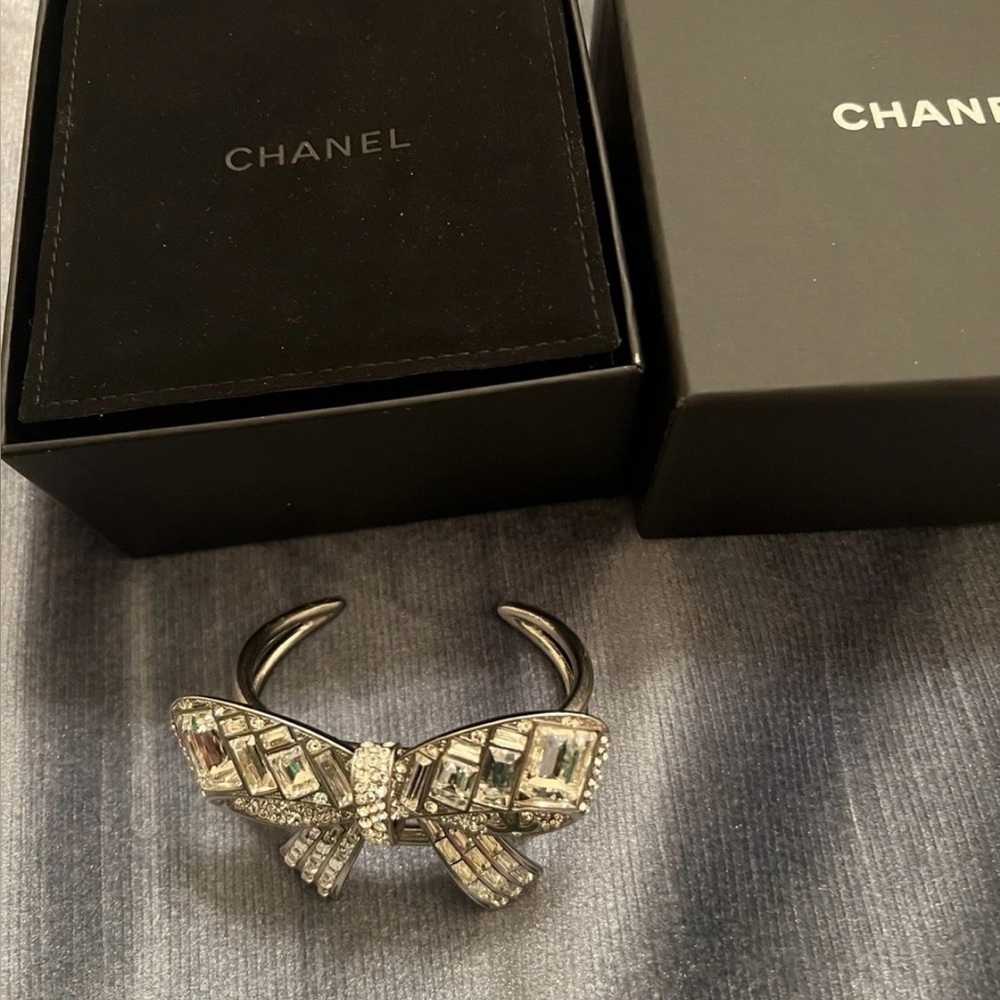 ✨ CHANEL Authentic Crystal Bow Bracelet – Rare – Excellent Condition